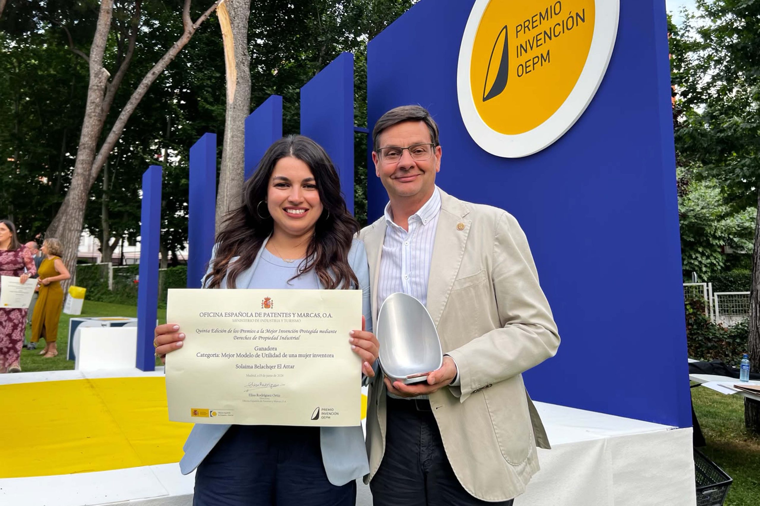 Solaima Belachqer El Attar, investigadora de CIESOL, con el galardón de la OEPM.